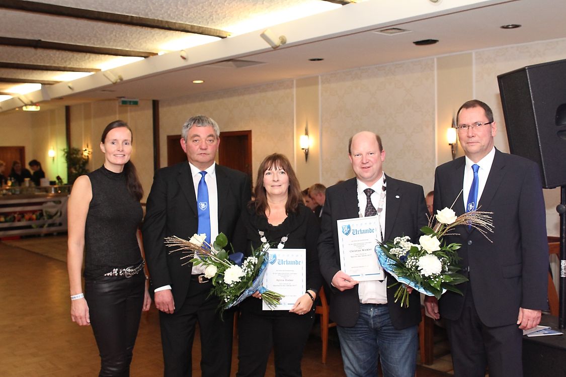 Foto von Bernd Michael Lüske: v.l.n.r. Sandra Thoben (Abteilungsleiterin Breitensport), Andreas Mählmann ( 1. Vorsitzender), Sylvia Rieber (Sportl.d.J.), Christian Winkler (Sportl.d.J.), Stephan Runge (Kassenwart)