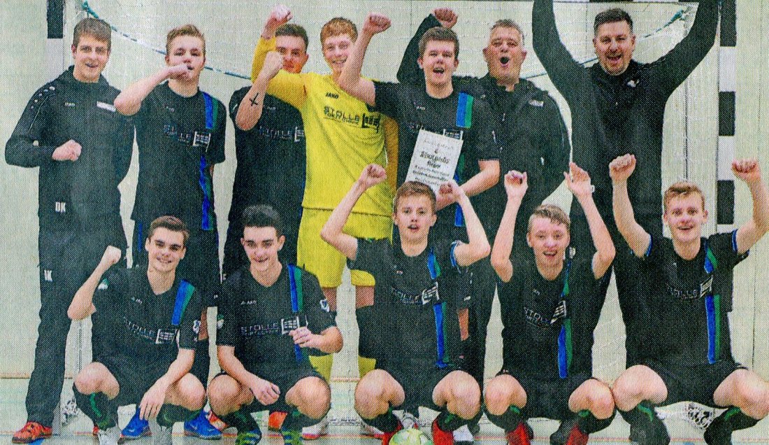 sve 2020: Siegerjubel: Die Kicker der JSG Emstek/Höltinghausen sind neuer Hallenkreismeister der höherklassigen A-Jugendfußballer. Foto: Wulfers