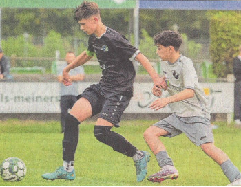Matchwinner: Der C-Jugendliche Miguel Drux (links) schoss die JSG Emstek/Bethen/Höltinghausen in Garrel zum Derbysieg. Foto: thm