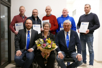 Ehrung u. Verabschiedg. von links nach rechts hintere Reihe: Martin Meyer, Manfred Holtvogt, Paul Rawe, Hannes Schütte, Andre Zurwellen