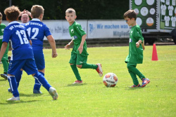 Draußen maßen sich die Mini-Kicker. Foto: Vorwerk Draußen maßen sich die Mini-Kicker. Foto: Vorwerk