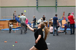 Sportvorführungen: Unter anderem zeigten die Badminton-Spieler ihr Können. Foto: Vorwerk Sportvorführungen: Unter anderem zeigten die Badminton-Spieler ihr Können. Foto: Vorwerk