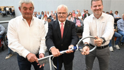 Schlüsselmoment: Architekt Ignaz Funke (Mitte) überreichte den symbolischen Hallenschlüssel an Bürgermeister Michael Fischer (rechts) und den SVE-Vorsitzenden Andreas Mählmann. Foto: Vorwerk Schlüsselmoment: Architekt Ignaz Funke (Mitte) überreichte den symbolischen Hallenschlüssel an Bürgermeister Michael Fischer (rechts) und den SVE-Vorsitzenden Andreas Mählmann. Foto: Vorwerk